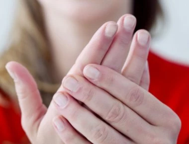 Κρύα χέρια: Οι πιθανές σοβαρές αιτίες και πότε πρέπει να πάτε στο γιατρό